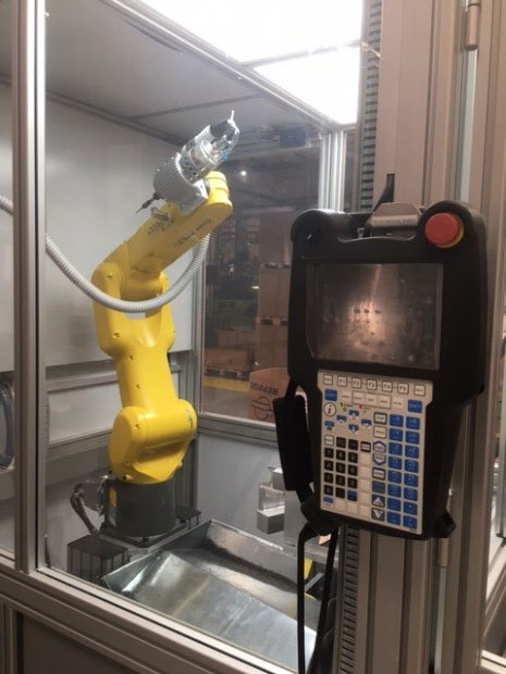 Robot versatil in 6 axe pentru taierea conductelor de aer